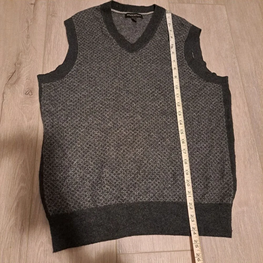Banana Republic Sweater Vest Mens M Gray Wool Blend‎ Diamond VNeck Knit Pullover